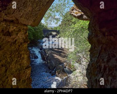 invermoriston Falls in der Nähe von Loch Ness in Schottland an einem sonnigen Tag mit klarem blauen Himmel. Stockfoto