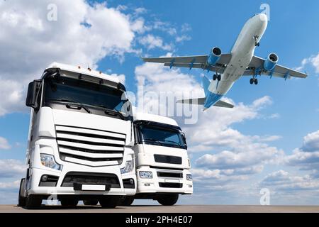 Ein Flugzeug am Himmel über den Lastwagen. Welthandel- und Transportkonzept Stockfoto