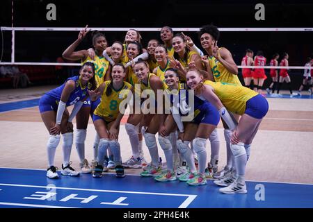 ANKARA, TURKIYE - 13. JULI 2022: Brasilianische Spieler posieren nach dem VNL-Viertelfinale in der Ankara Arena Stockfoto