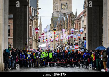 Wevelgem, Belgien. 26. März 2023. Abbildung zeigt den Beginn des Männer-Gent-Wevelgem - in Flanders Fields, 260, 9 km von Ieper nach Wevelgem, Sonntag, 26. März 2023. BELGA PHOTO DIRK WAEM Credit: Belga News Agency/Alamy Live News Stockfoto