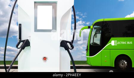 Elektrobus mit Ladestation. Konzept. Hochwertiges Foto Stockfoto