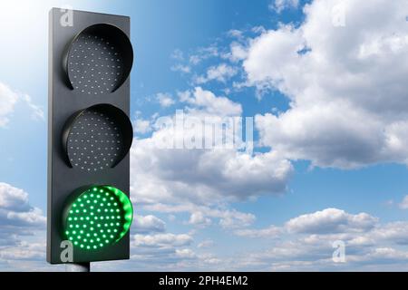 Grüne Ampel auf blauem Himmel. Symbol für nachhaltige Energie und Entwicklung. Hochwertiges Foto Stockfoto