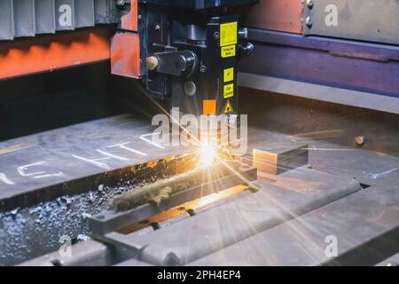 Numerische Steuerungsmaschine schneidet Blech mit Laser Stockfoto