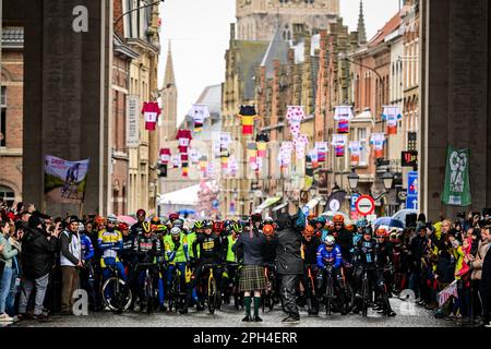 Wevelgem, Belgien. 26. März 2023. Abbildung zeigt den Beginn des Männer-Gent-Wevelgem - in Flanders Fields, 260, 9 km von Ieper nach Wevelgem, Sonntag, 26. März 2023. BELGA PHOTO DIRK WAEM Credit: Belga News Agency/Alamy Live News Stockfoto