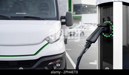 E-Stapler mit Ladestation. Konzept. Stockfoto