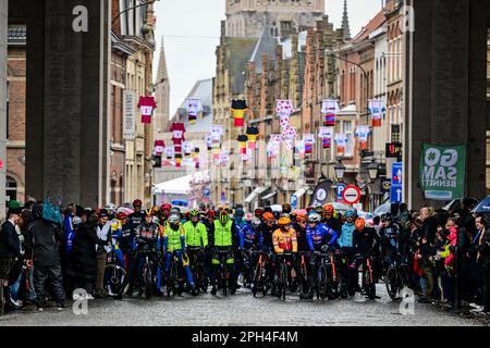 Wevelgem, Belgien. 26. März 2023. Abbildung zeigt den Beginn des Männer-Gent-Wevelgem - in Flanders Fields, 260, 9 km von Ieper nach Wevelgem, Sonntag, 26. März 2023. BELGA PHOTO DIRK WAEM Credit: Belga News Agency/Alamy Live News Stockfoto