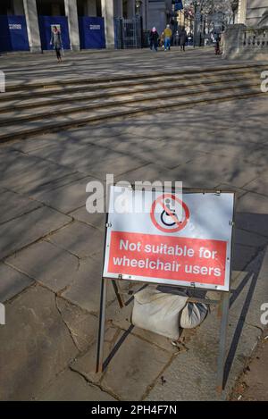 London, England, Großbritannien. Melden Sie sich in der Mall an einigen Stufen an „nicht für Rollstuhlfahrer geeignet“ Stockfoto