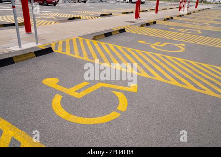 Behindertenparkplatz mit gelbem Symbol. Hochwertiges Foto Stockfoto