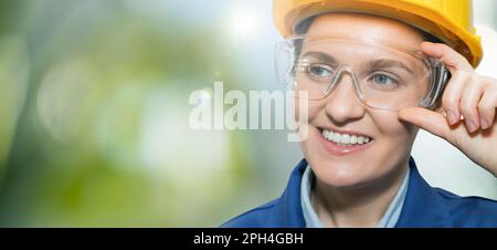 Porträt einer Ingenieurin in Helm und Schutzbrille. Hochwertiges Foto Stockfoto