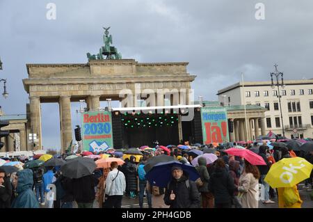 Berlin, Deutschland - 25. März 2023 - "Berlin 2030 Climate Neutral" Rallye vor dem Brandenburger Tor. (Foto: Markku Rainer Peltonen) Stockfoto