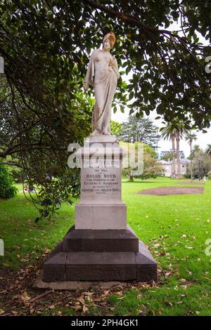 Auckland, Neuseeland - März 2023: Marmorstatue einer Frau mit einer Taube in der Hand. Unbekannter Künstler, 1900. Auckland City, Albert Park. DIESE – STATUE Stockfoto