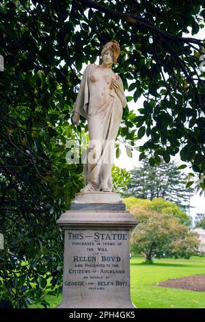 Auckland, Neuseeland - März 2023: Marmorstatue einer Frau mit einer Taube in der Hand. Unbekannter Künstler, 1900. Auckland City, Albert Park. DIESE - STATUE Stockfoto