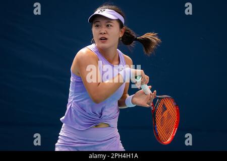 Lin Zhu von China in Aktion während der zweiten Runde des Miami Open 2023, WTA 1000 Tennis Turnier am 24. März 2023 in Miami, USA - Foto: Rob Prange/DPPI/LiveMedia Stockfoto