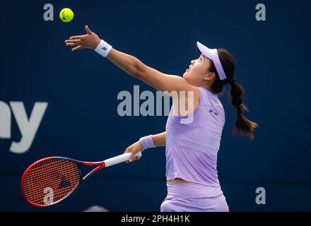 Lin Zhu von China in Aktion während der zweiten Runde des Miami Open 2023, WTA 1000 Tennis Turnier am 24. März 2023 in Miami, USA - Foto: Rob Prange/DPPI/LiveMedia Stockfoto