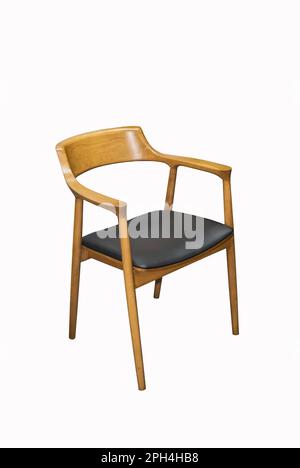 Komfortabler Holzstuhl mit Armlehnen auf weißem Hintergrund Stockfoto