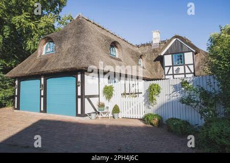 Charmantes Haus mit Strohdach in Dänemark Stockfoto