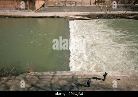 Tiber-Stromschnellen auf der Tiber-Insel (Isola Tiberina), Rom, Italien Stockfoto