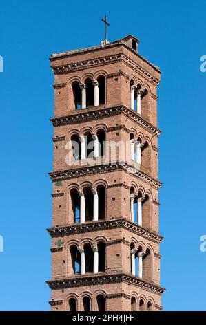 Glockenturm von Santa Maria in der Kirche Cosmedin, Piazza della Bocca della Verità, Rom, Italien Stockfoto