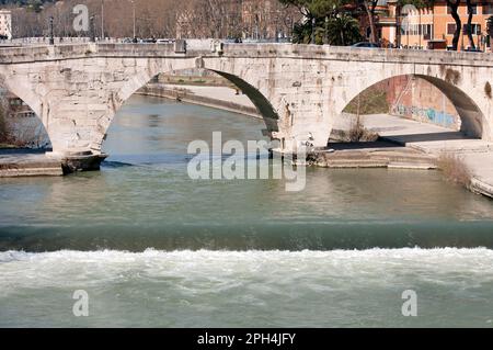 Cestio Brücke und Tiber Fluss, Tiber Insel (isola Tiberina), Rom, Italien Stockfoto