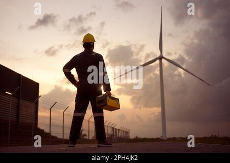 Asiatischer Ingenieur bereitet und prüft eine sichere Windturbine im Windpark vor. Stockfoto