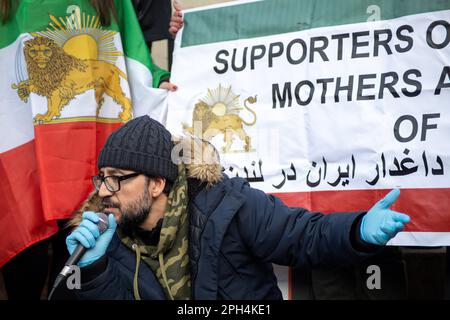 Vahid Beheshti hält während des gemeinsamen iranisch-ukrainischen Protests vor der Downing Street und am Piccadilly Circus eine Rede über das IRGC an seinem 31. Tag Stockfoto