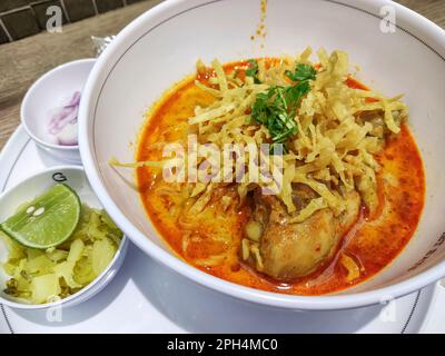 Nordthailändisches Essen (Khao Soi), scharfe Curry-Nudelsuppe mit Hühnchen, Stockfoto