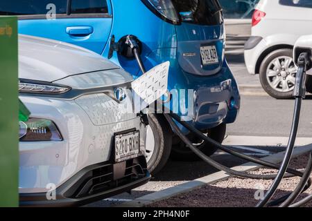 Adelaide, Südaustralien - 23. August 2019: Autos an einem Tag mit der EV-Ladestation im Stadtzentrum von Adelaide verbunden Stockfoto