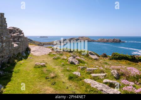 Blick von King Charles's Castle, Tresco, Isles of Scilly, Großbritannien mit Blick nach Westen auf den Atlantik über Shipman Head auf Bryher mit Scilly Rock im di Stockfoto