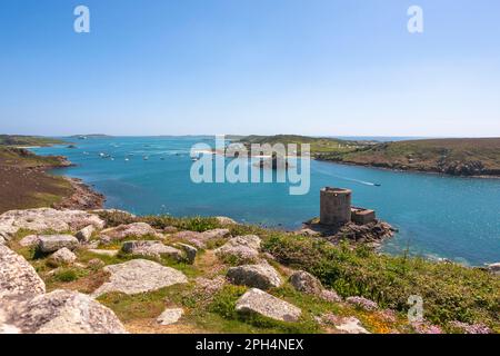 Tresco, Isles of Scilly, Großbritannien: Blick über den neuen Grimsby Sound von Castle Down, mit Cromwell's Castle darunter, Bryher auf der rechten Seite und St. Mary ist jenseits Stockfoto