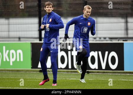 ZEIST - (lr) Marten de Roon aus Holland, Matthijs de Ligt aus Holland während einer Schulung der niederländischen Nationalmannschaft am KNVB Campus am 26. März 2023 in Zeist, Niederlande. Die niederländische Nationalmannschaft bereitet sich auf das Qualifikationsspiel der Europameisterschaft gegen Gibraltar vor. ANP MAURICE VAN STONE Stockfoto