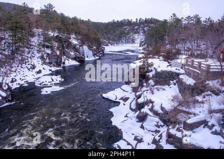 Wunderschöne Landschaft des St. Croix River im Interstate State Park an einem Wintermorgen in Taylors Falls, Minnesota, USA. Stockfoto