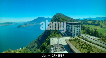 Panoramablick über das Hotel Palace, den Vierwaldstättersee und den Berg an einem sonnigen Sommertag in Burgenstock, Nidwalden, Schweiz. Stockfoto