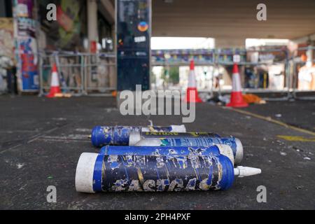 Aktenfoto vom 30/08/22 von Lachgaskanistern, die die Straße nach einem tödlichen Stich am Notting Hill Carnival verstreuen. Der Verkauf von Lachgas an die Öffentlichkeit wird im Rahmen eines umfassenderen Vorgehens gegen antisoziales Verhalten verboten, wie ein Kabinettsminister bestätigt hat. Ausgabedatum: Sonntag, 26. März 2023. Stockfoto