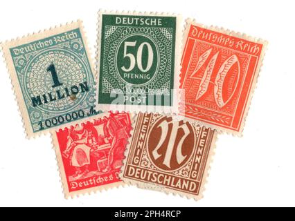 Alte Pfefferminzbriefmarken aus Deutschland isoliert auf weißem Hintergrund. Stockfoto