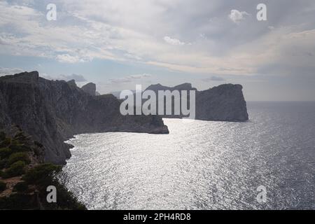 Die atemberaubende Felsenküste von Formentor auf Mallorca - ein unvergessliches Reiseziel. Stockfoto