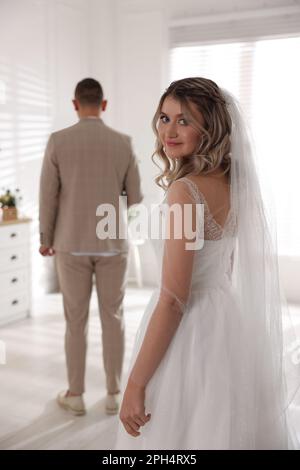 Der Bräutigam wartet auf seine reizende Braut. Das erste Treffen am Hochzeitstag Stockfoto