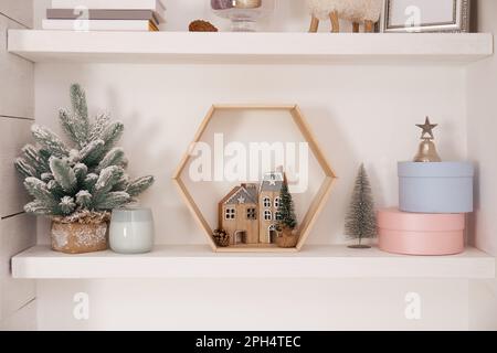 Wandregale mit wunderschöner Weihnachtsdekor im Innenbereich. Innendesign Stockfoto