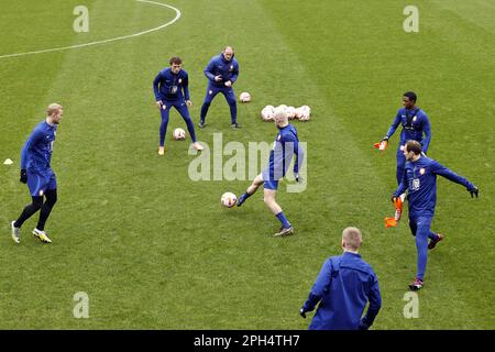 ZEIST - (lr) Matthijs de Ligt of Holland, Mats Wieffer of Holland, Holland Assistant Trainer Sipke Hulshoff, Davy Klaassen of Holland, Daley Blind of Holland, Tyrell Malacia of Holland während einer Schulung der niederländischen Nationalmannschaft am KNVB Campus am 26 2023. März in Zeist, Niederlande. Die niederländische Nationalmannschaft bereitet sich auf das Qualifikationsspiel der Europameisterschaft gegen Gibraltar vor. ANP MAURICE VAN STONE Stockfoto
