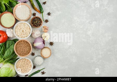 Getreide und Gemüse auf einem leichten Tisch. Gesundes Essen tolles Essen. Vegetarisches Essen. Essenshintergrund, Draufsicht, Kopierbereich. Stockfoto