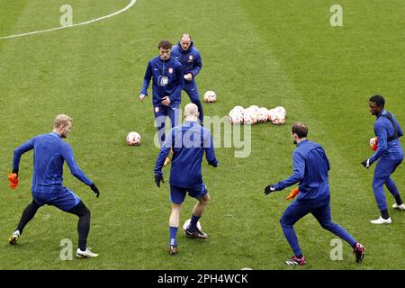 ZEIST - (lr) Matthijs de Ligt of Holland, Mats Wieffer of Holland, Davy Klaassen of Holland, Holland Assistant Trainer Sipke Hulshoff, Daley Blind of Holland, Tyrell Malacia of Holland während einer Schulung der niederländischen Nationalmannschaft am KNVB Campus am 26 2023. März in Zeist, Niederlande. Die niederländische Nationalmannschaft bereitet sich auf das Qualifikationsspiel der Europameisterschaft gegen Gibraltar vor. ANP MAURICE VAN STONE Stockfoto