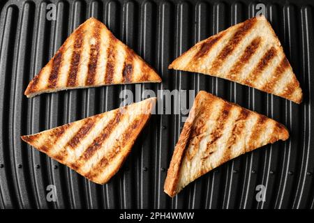 Moderner Sandwichmaker mit Brotscheiben, Draufsicht Stockfoto