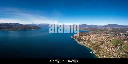 Panoramablick auf die Drohnenlandschaft des Lago Maggiore im italienischen Seengebiet und im Dorf Ispra Stockfoto