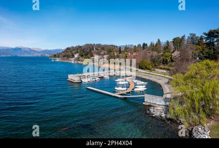 Ein Blick von oben auf den kleinen Hafen und den Jachthafen in Ispra am Ufer des Lago Maggiore Stockfoto