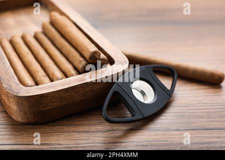 Zigarren- und Schneidemaschine auf Holztisch Stockfoto