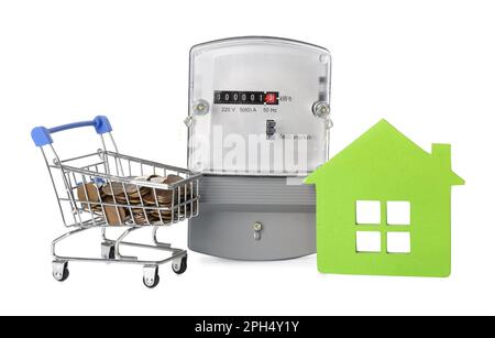 Stromzähler, Hausmodell und kleiner Einkaufswagen mit Münzen auf weißem Hintergrund Stockfoto