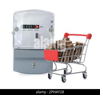 Stromzähler und kleiner Einkaufswagen mit Münzen auf weißem Hintergrund Stockfoto