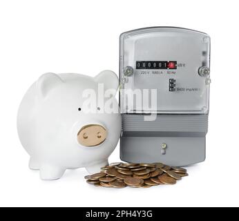 Stromzähler, Sparschwein und Münzen auf weißem Hintergrund Stockfoto