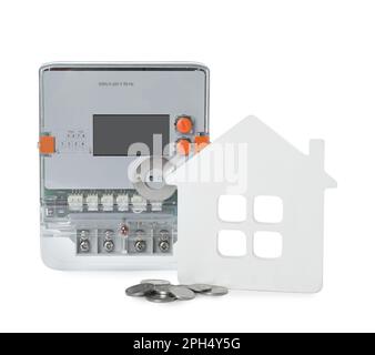 Stromzähler, Hausmodell und Münzen auf weißem Hintergrund Stockfoto