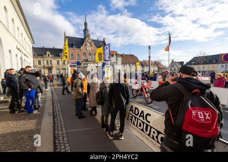 Dahlen, Deutschland. 26. März 2023. Motorsport: Rund um Dahlen, Internationale Deutsche Enduro-Meisterschaft: Besucher des Rennstands auf der Rennstrecke. Kredit: Daniel Schäfer/dpa/Alamy Live News Stockfoto