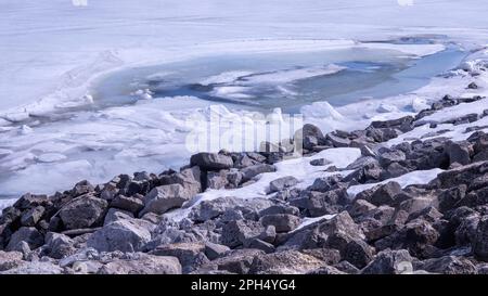 Pepin, Wisconsin, USA: An einem Frühlingstag am Ufer des gefrorenen, aber auftauenden Lake Pepin in der Pepin Marina. Stockfoto